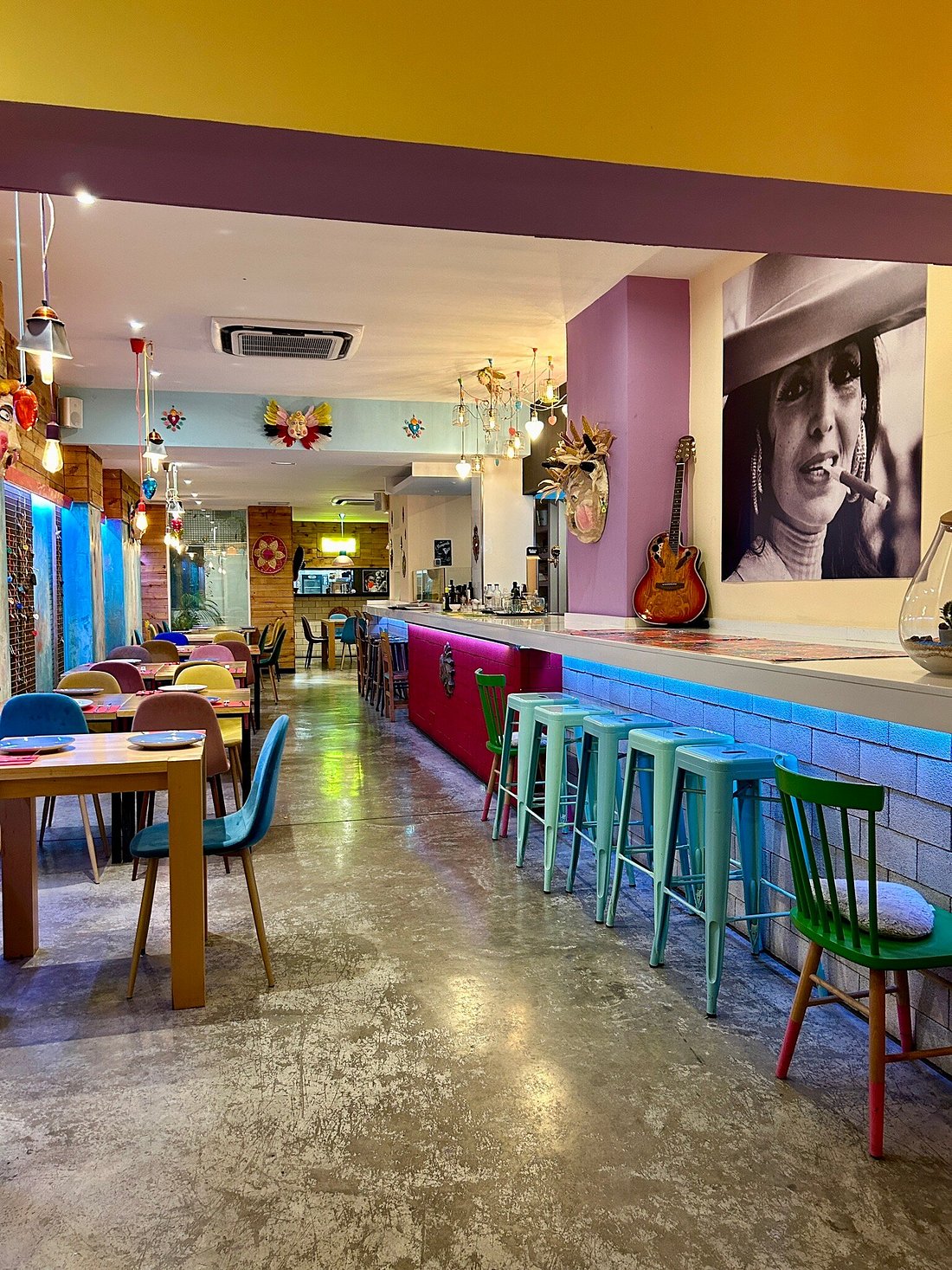 Interior colorido y acogedor del restaurante Demasiado Corazón